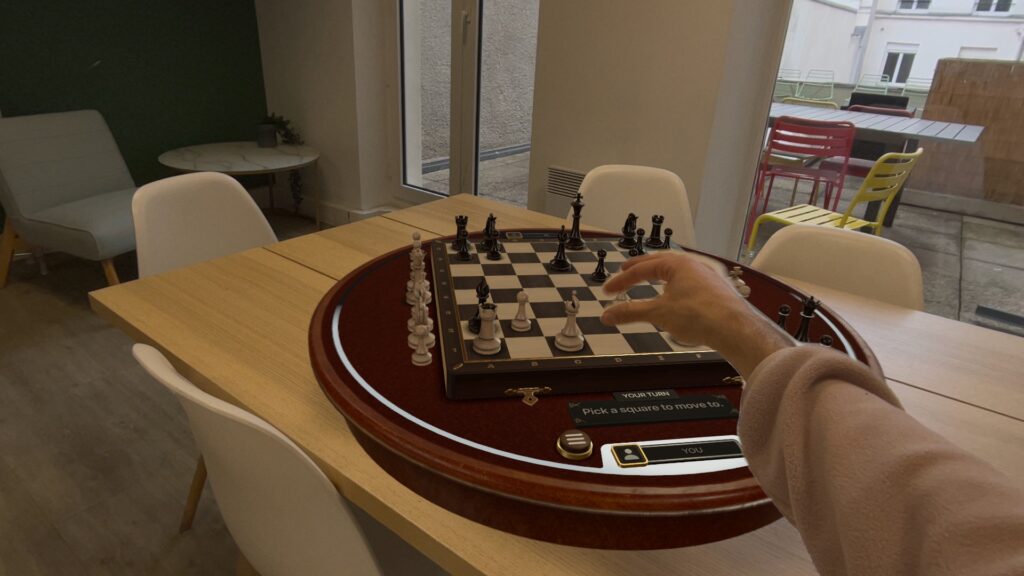 Game Board permet d'ajouter des jeux de société en réalité augmentée. Cet échiquier n'existe pas et mes mains sont presque parfaitement détourées. Game Board permet d'ajouter des jeux de société en réalité augmentée. Cet échiquier n'existe pas et mes mains sont presque parfaitement détourées.