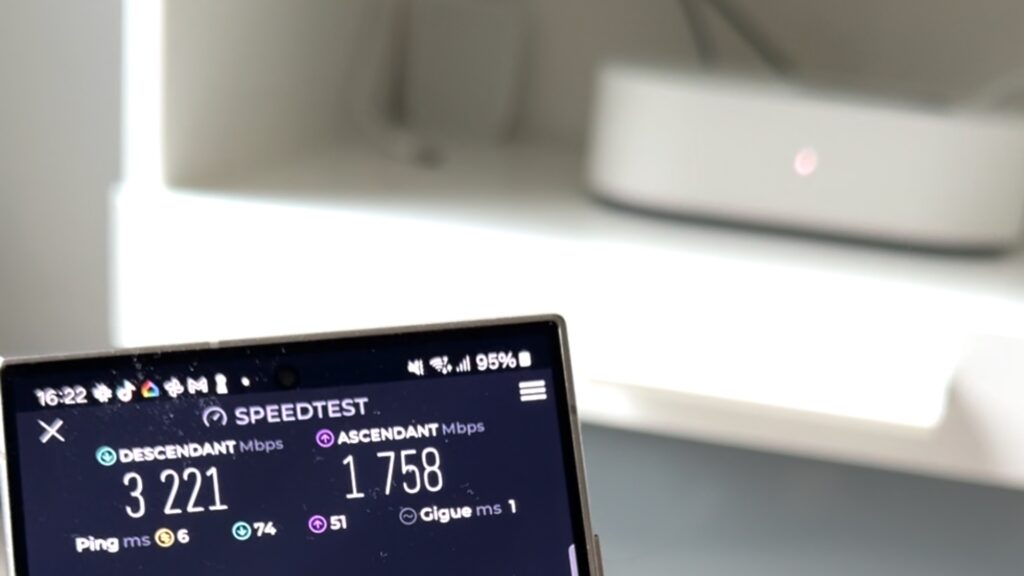 Un speedtest sur la Freebox Ultra avec un Galaxy S24 Ultra. // Source : Numerama Un speedtest sur la Freebox Ultra avec un Galaxy S24 Ultra. // Source : Numerama