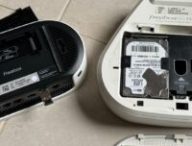 La Freebox Ultra à gauche, la Freebox Delta, avec ses quatre disques durs, à droite.