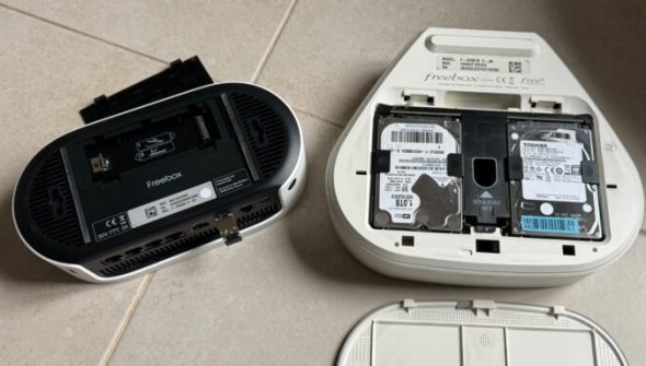 La Freebox Ultra à gauche, la Freebox Delta, avec ses quatre disques durs, à droite. La Freebox Ultra à gauche, la Freebox Delta, avec ses quatre disques durs, à droite.