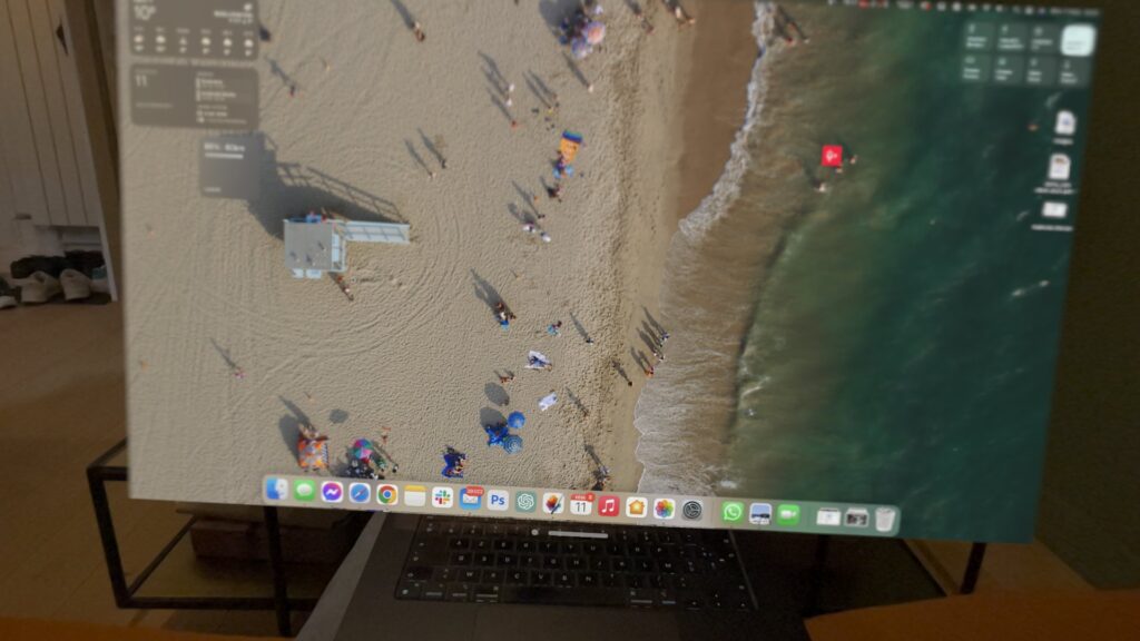 L'Apple Vision Pro permet aux écrans de sortir de leurs bordures. L'Apple Vision Pro permet aux écrans de sortir de leurs bordures.