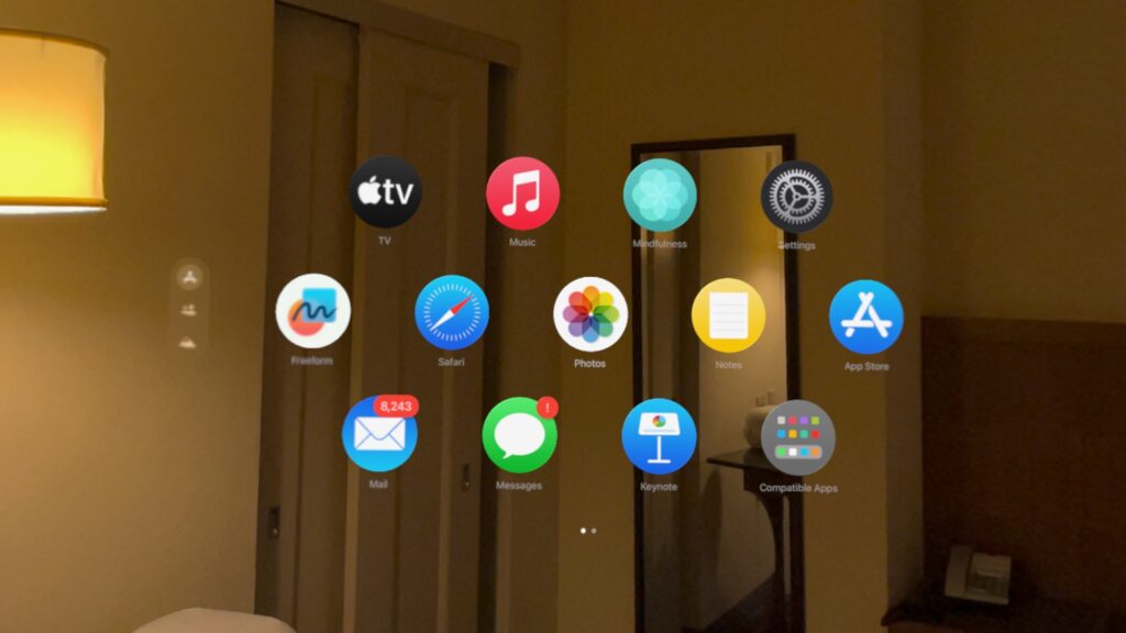 Quand on met un Vision Pro, pas besoin de dire si on est assis ou debout, de configurer son espace de mobilité, on voit le monde et les icônes. Quand on met un Vision Pro, pas besoin de dire si on est assis ou debout, de configurer son espace de mobilité, on voit le monde et les icônes.