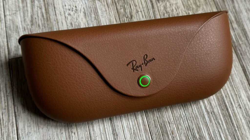 Une des bonnes idées de cette V2 : une hausse en faux cuir qui reprend le design des housses Ray-Ban. Elle recharge les lunettes avec un aimant. Une des bonnes idées de cette V2 : une hausse en faux cuir qui reprend le design des housses Ray-Ban. Elle recharge les lunettes avec un aimant.