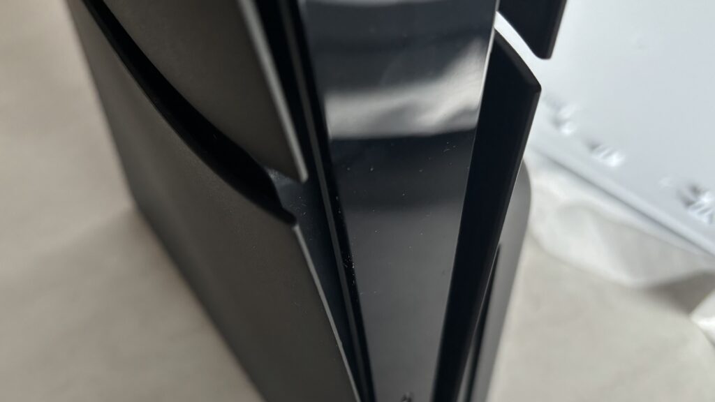 Changer les plaques de sa PS5 Slim // Source : Maxime Claudel pour Numerama Changer les plaques de sa PS5 Slim // Source : Maxime Claudel pour Numerama