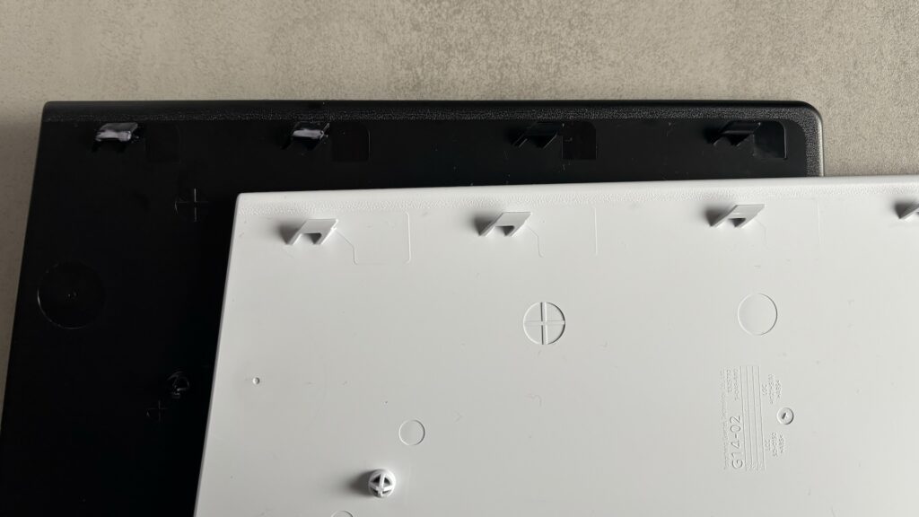Changer les plaques de sa PS5 Slim // Source : Maxime Claudel pour Numerama Changer les plaques de sa PS5 Slim // Source : Maxime Claudel pour Numerama