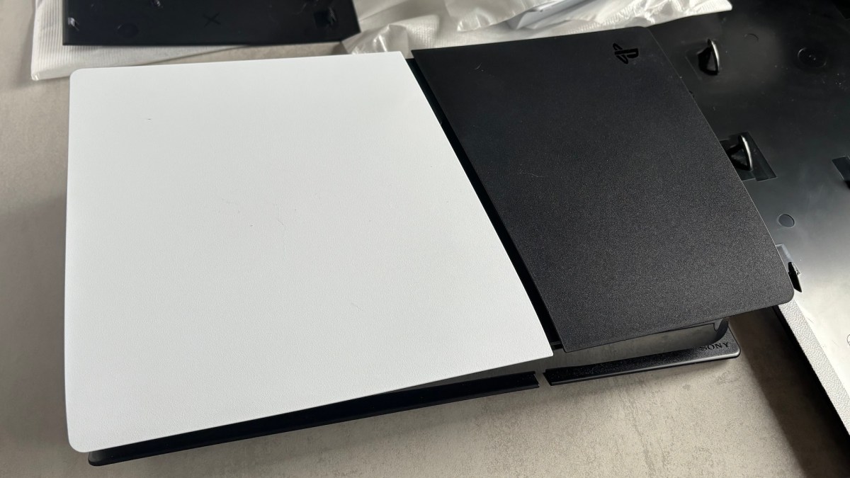 Changer les plaques de sa PS5 Slim // Source : Maxime Claudel pour Numerama Changer les plaques de sa PS5 Slim // Source : Maxime Claudel pour Numerama