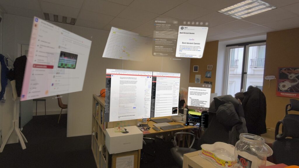Mon bureau depuis 2 semaines, avec plein de fenêtres visibles seulement pas moi. Tout ça ne m'empêche pas de voir mes collègues. Mon bureau depuis 2 semaines, avec plein de fenêtres visibles seulement pas moi. Tout ça ne m'empêche pas de voir mes collègues.