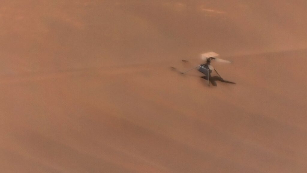 L'image prise sur Mars, retravaillée pour mieux distinguer Ingenuity. // Source : NASA/JPL-Caltech/LANL/CNES/IRAP/Thomas Appéré (image recadrée) L'image prise sur Mars, retravaillée pour mieux distinguer Ingenuity. // Source : NASA/JPL-Caltech/LANL/CNES/IRAP/Thomas Appéré (image recadrée)