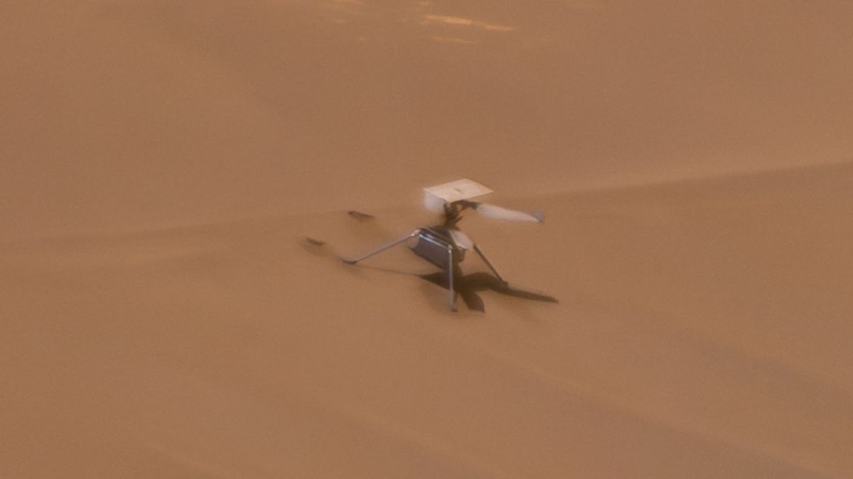 Ingenuity estropié sur Mars. // Source : NASA/JPL-Caltech/LANL/CNES/IRAP/Simeon Schmauß (image recadrée) Ingenuity estropié sur Mars. // Source : NASA/JPL-Caltech/LANL/CNES/IRAP/Simeon Schmauß (image recadrée)