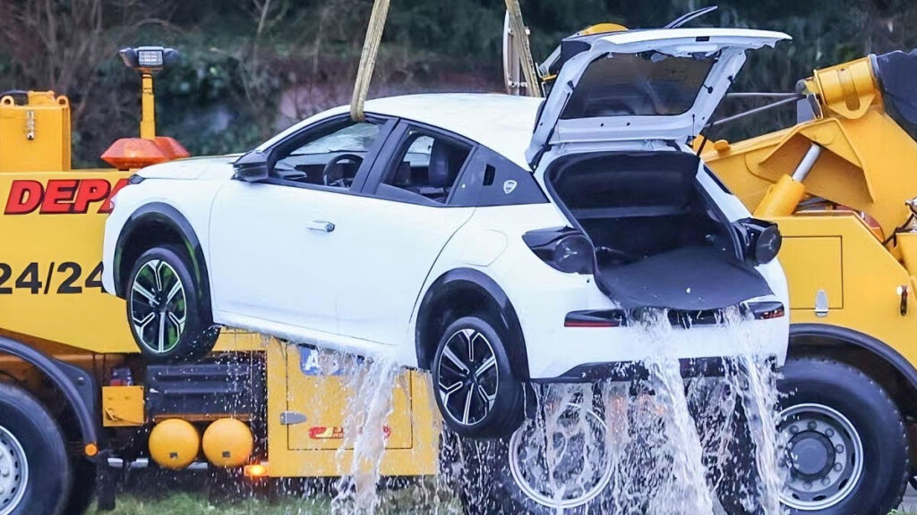Lancia Ypsilon repêchée dans un canal // Source : Lionel Vadam pour L'Est Républicain Lancia Ypsilon repêchée dans un canal // Source : Lionel Vadam pour L'Est Républicain