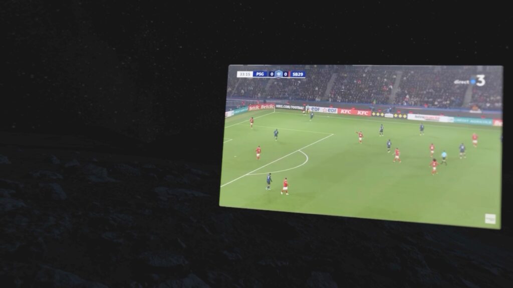 PSG-Brest sur la Lune, avec l'Apple Vision Pro. // Source : Numerama PSG-Brest sur la Lune, avec l'Apple Vision Pro. // Source : Numerama