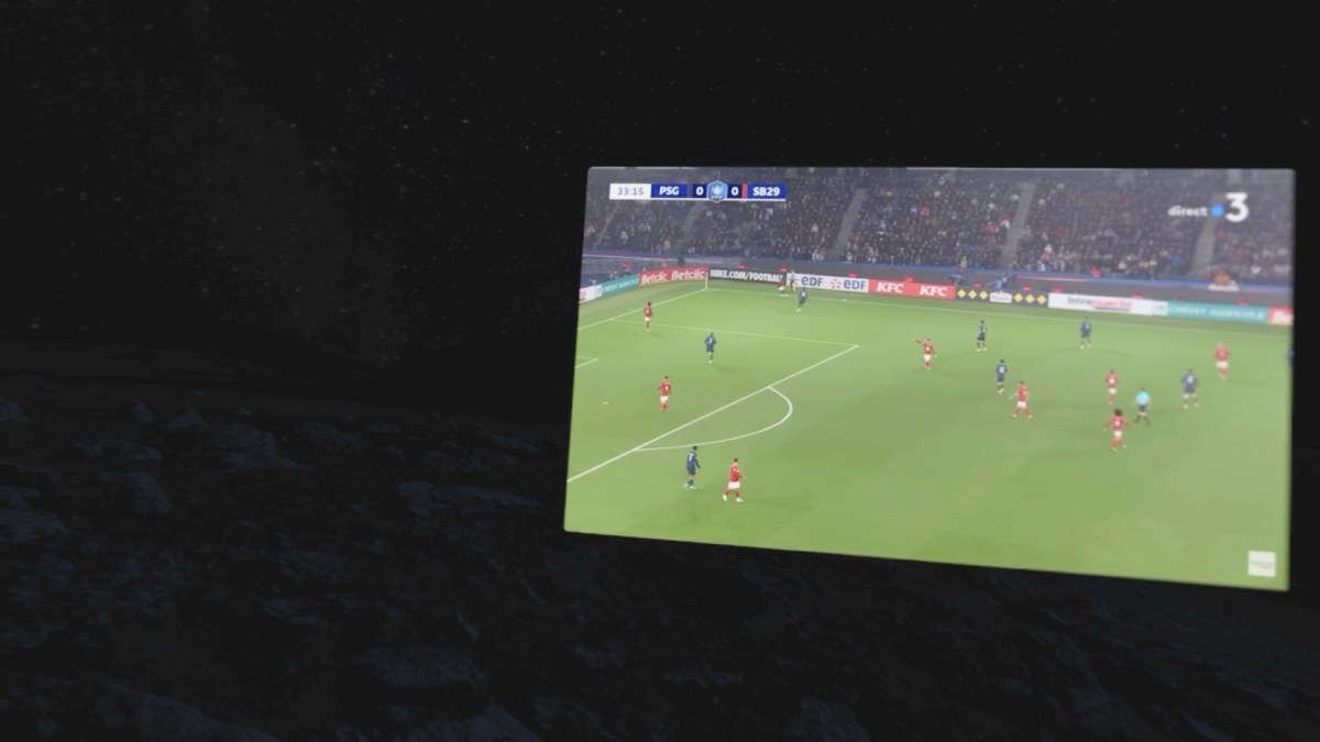 PSG-Brest sur la Lune, avec l'Apple Vision Pro. // Source : Numerama PSG-Brest sur la Lune, avec l'Apple Vision Pro. // Source : Numerama