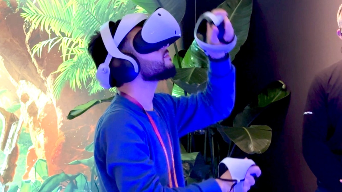 Le casque PS VR2 est assez gros mais s'adapte parfaitement à la vue de son utilisateur // Source : Numerama Le casque PS VR2 est assez gros mais s'adapte parfaitement à la vue de son utilisateur // Source : Numerama