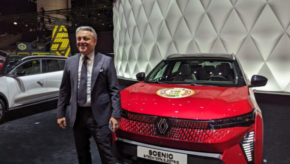 Renault Scénic (voiture de l'année) avec Luca de Meo // Source : Raphaelle Baut pour Numerama