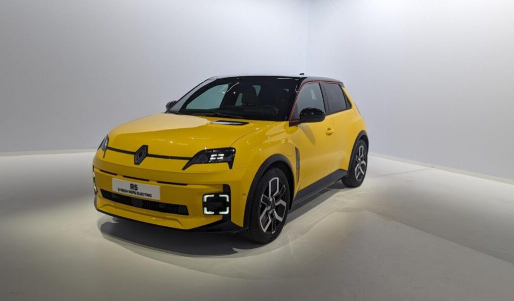 Renault 5 e-tech jaune pop // Source : Raphaelle Baut pour Numerama Renault 5 e-tech jaune pop // Source : Raphaelle Baut pour Numerama