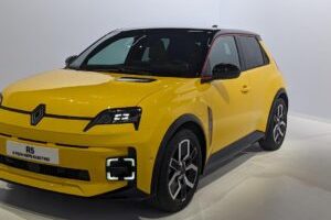 Renault 5 e-tech jaune pop // Source : Raphaelle Baut pour Numerama Renault 5 e-tech jaune pop // Source : Raphaelle Baut pour Numerama
