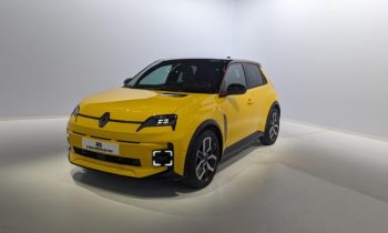 Renault 5 e-tech jaune pop // Source : Raphaelle Baut pour Numerama