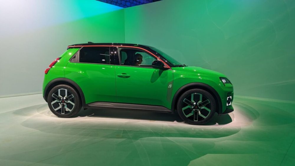 Renault 5 e-tech dans son coloris de lancement vert pop // Source : Raphaelle Baut pour Numerama Renault 5 e-tech dans son coloris de lancement vert pop // Source : Raphaelle Baut pour Numerama