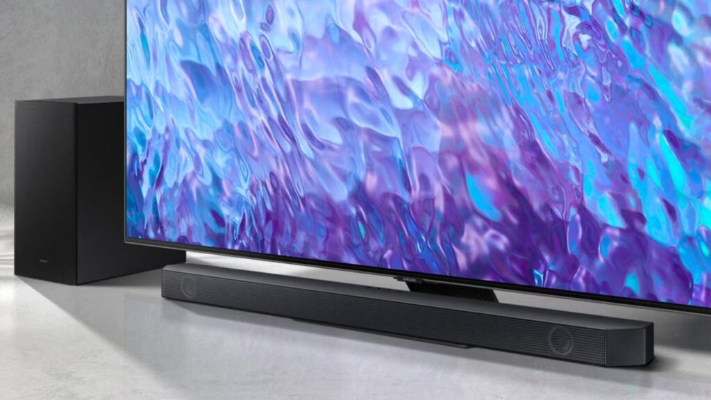 La Q600C est plutôt discrète sous un téléviseur // Source : Samsung La Q600C est plutôt discrète sous un téléviseur // Source : Samsung