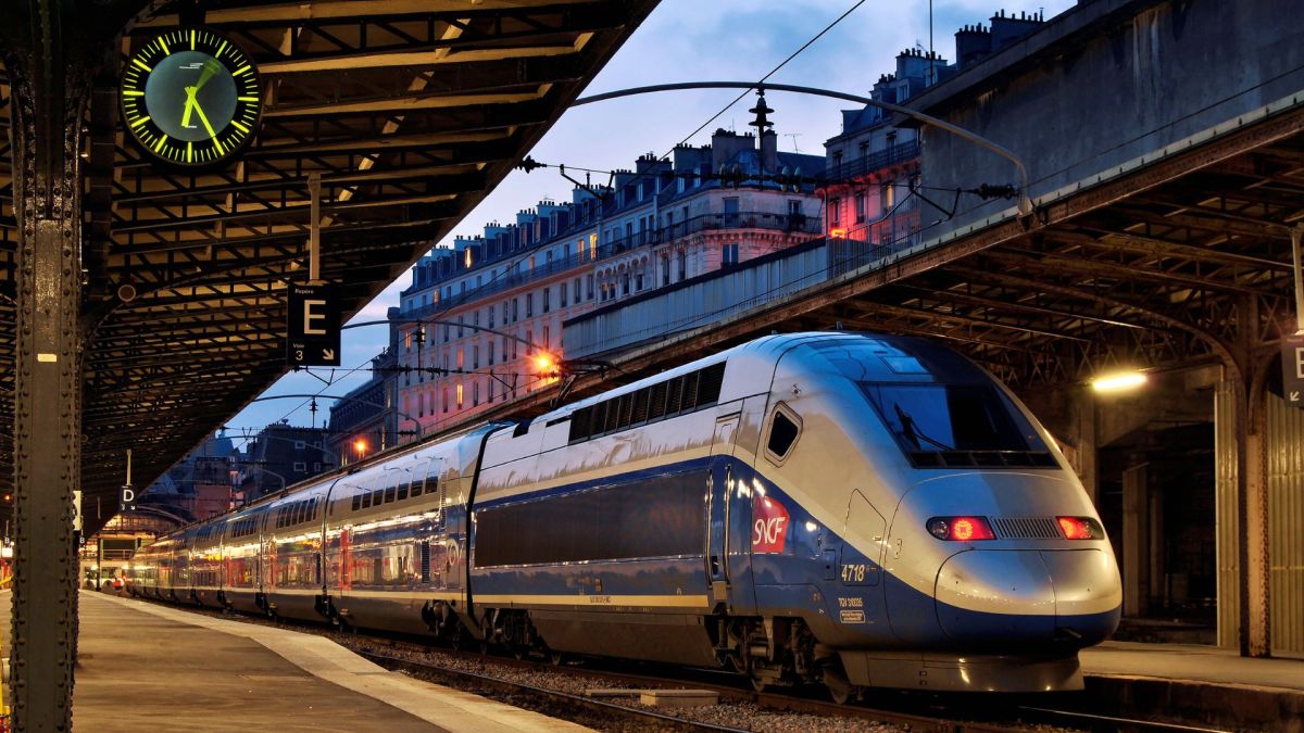 Un TGV dans la gare de l'Est. // Source : Flickr/CC/Nelso Silva (photo modifiée avec Canva) Un TGV dans la gare de l'Est. // Source : Flickr/CC/Nelso Silva (photo modifiée avec Canva)