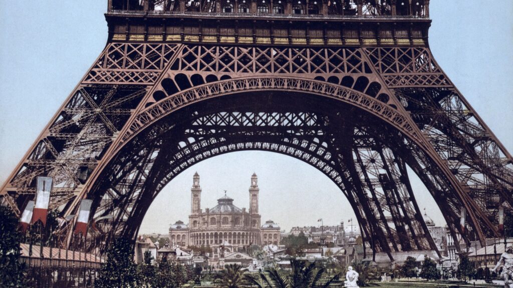 La Tour Eiffel lors de l'exposition universelle de 1900, à Paris. // Source : Domaine public La Tour Eiffel lors de l'exposition universelle de 1900, à Paris. // Source : Domaine public