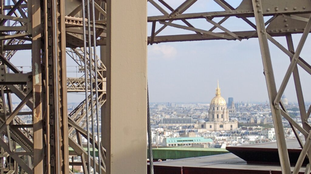 La Tour Eiffel vue de l'intérieur. // Source : Canva La Tour Eiffel vue de l'intérieur. // Source : Canva