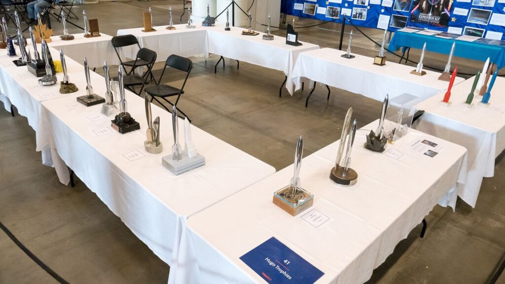 Les trophées des Hugo Awards, ici à Helsinki en 2017. // Source : Markku Lappalainen / Wikimédias Les trophées des Hugo Awards, ici à Helsinki en 2017. // Source : Markku Lappalainen / Wikimédias