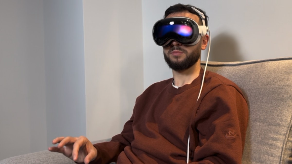 L'Apple Vision Pro sur la tête. // Source : Numerama L'Apple Vision Pro sur la tête. // Source : Numerama