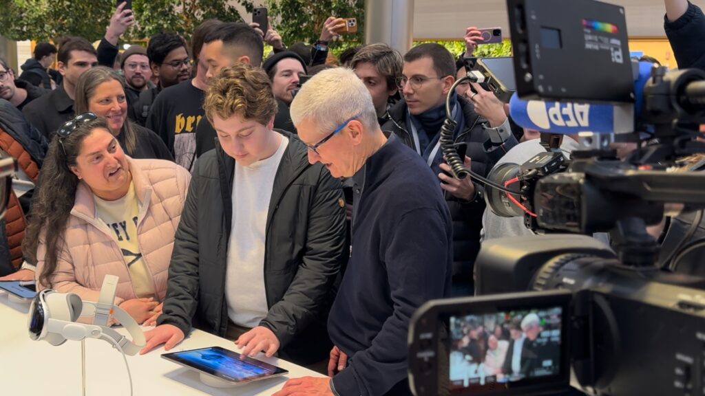 Tim Cook avec les premiers clients du Vision Pro, pour leur expliquer le produit. Tim Cook avec les premiers clients du Vision Pro, pour leur expliquer le produit.
