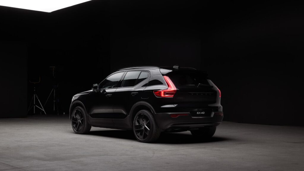 Volvo XC40/EX40 en version spéciale black edition // Source : Volvo Volvo XC40/EX40 en version spéciale black edition // Source : Volvo