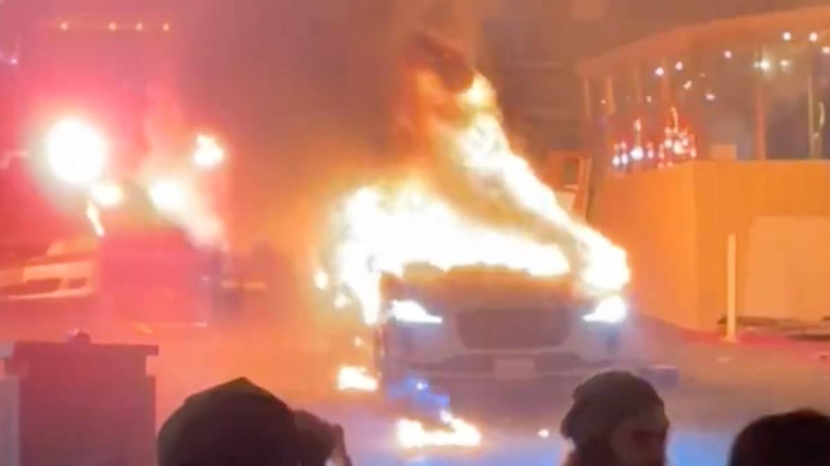 Waymo en feu. // Source : X Waymo en feu. // Source : X