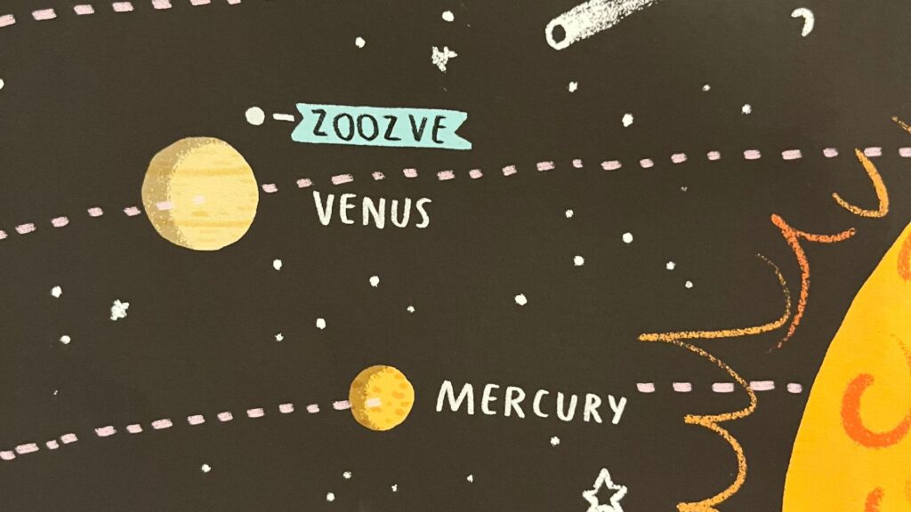 L'affiche et son étrange détail sur la lune « Zoozve » de Vénus. // Source : Via X @latifnasser (image recadrée) L'affiche et son étrange détail sur la lune « Zoozve » de Vénus. // Source : Via X @latifnasser (image recadrée)