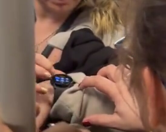 La montre de la dame, vraisemblablement un modèle Samsung, permet de faire sonner un smartphone Android. La montre de la dame, vraisemblablement un modèle Samsung, permet de faire sonner un smartphone Android.