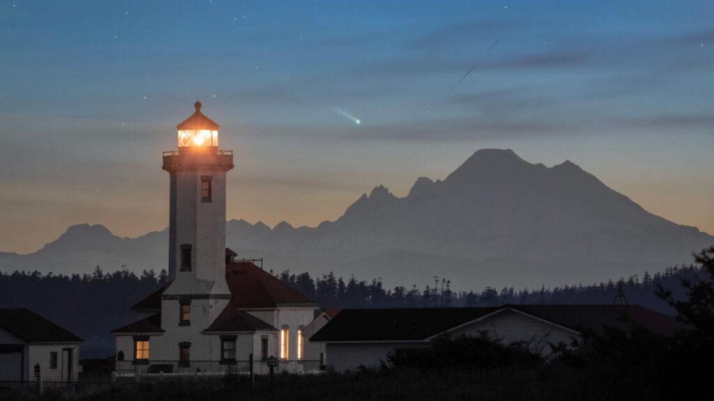 La comète au-dessus du Mont Baker (États-Unis). // Source : Via X @StewarrMark (photo recadrée) La comète au-dessus du Mont Baker (États-Unis). // Source : Via X @StewarrMark (photo recadrée)