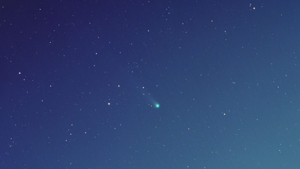 La comète, un point verdâtre parmi les étoiles. // Source : Via X @burkley65 (photo recadrée) La comète, un point verdâtre parmi les étoiles. // Source : Via X @burkley65 (photo recadrée)