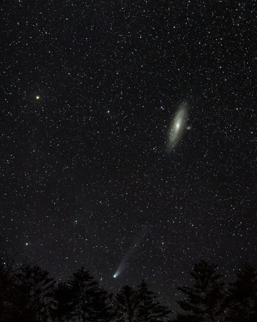 La comète et la galaxie d'Andromède. // Source : Via X @NebulaPhotos La comète et la galaxie d'Andromède. // Source : Via X @NebulaPhotos