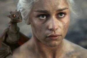 Daenerys (Emilia Clarke) dans Game of Thrones. // Source : HBO Daenerys (Emilia Clarke) dans Game of Thrones. // Source : HBO