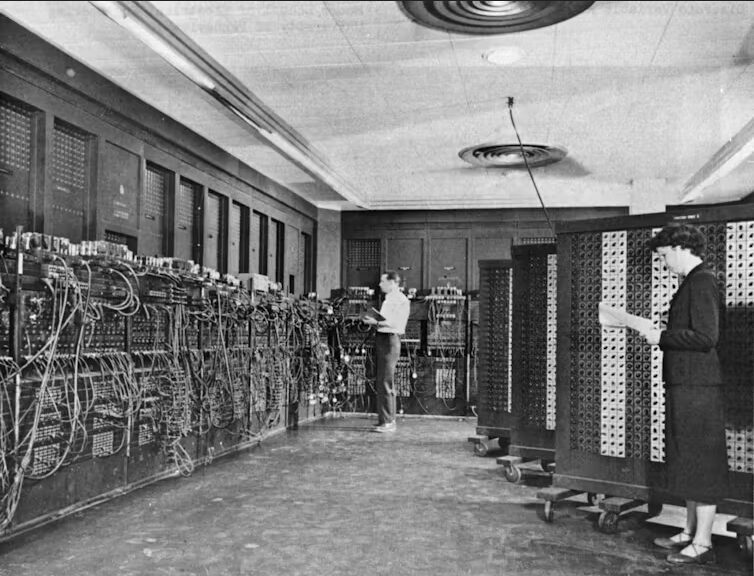 Glen Beck et Betty Snyder programment l’ENIAC dans le bâtiment du Laboratoire de recherche balistique. Glen Beck et Betty Snyder programment l’ENIAC dans le bâtiment du Laboratoire de recherche balistique.