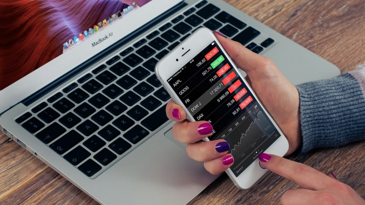 Seul, investir en bourse dans des actions est complexes. Les EFT peuvent être une solution efficace pour le lancer // Source : Firmbee via Unsplash Seul, investir en bourse dans des actions est complexes. Les EFT peuvent être une solution efficace pour le lancer // Source : Firmbee via Unsplash