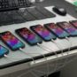 Pour noter l'état esthétique d'un iPhone, Reborn emploie des employés charger de checker chaque petite rayure. // Source : Numerama Pour noter l'état esthétique d'un iPhone, Reborn emploie des employés charger de checker chaque petite rayure. // Source : Numerama