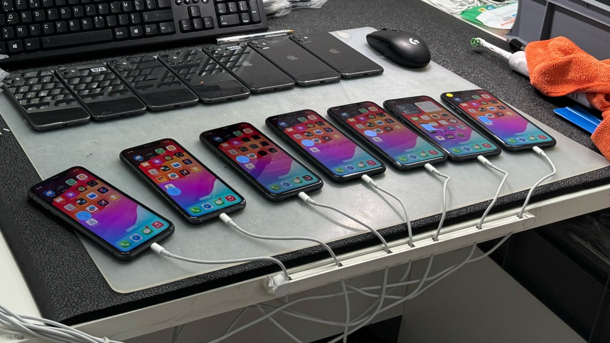 Pour noter l'état esthétique d'un iPhone, Reborn emploie des employés charger de checker chaque petite rayure. // Source : Numerama Pour noter l'état esthétique d'un iPhone, Reborn emploie des employés charger de checker chaque petite rayure. // Source : Numerama