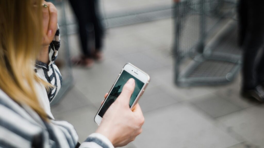 Un enfant, un proche en danger : découvrez cette nouvelle arnaque sur WhatsApp // Source : John Tuesday via Unsplash Un enfant, un proche en danger : découvrez cette nouvelle arnaque sur WhatsApp // Source : John Tuesday via Unsplash