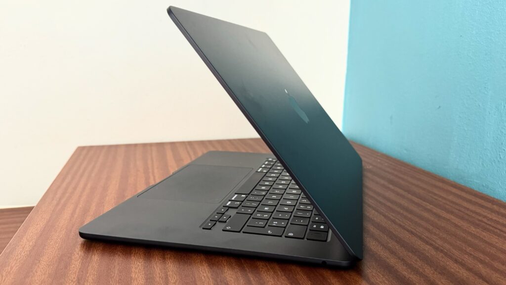 On voit déjà des traces de doigts sur le MacBook Air M3, même si son revêtement est mieux pensé que celui du modèle M2. On voit déjà des traces de doigts sur le MacBook Air M3, même si son revêtement est mieux pensé que celui du modèle M2.