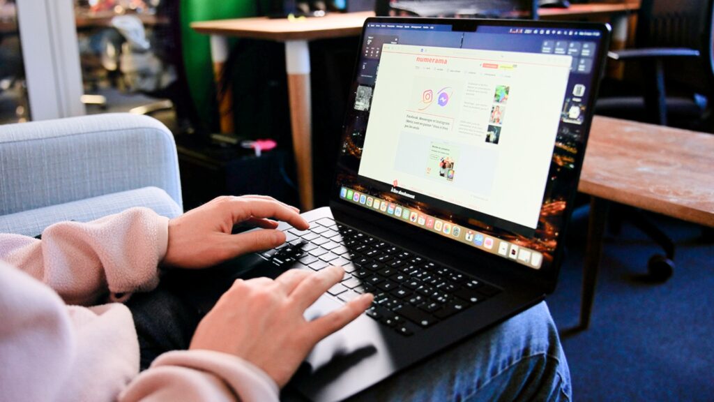 Le MacBook Air M3. // Source : Nino Barbey / Numerama Le MacBook Air M3. // Source : Nino Barbey / Numerama