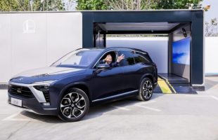 William Li dans une station de swap batterie // Source : Nio William Li dans une station de swap batterie // Source : Nio