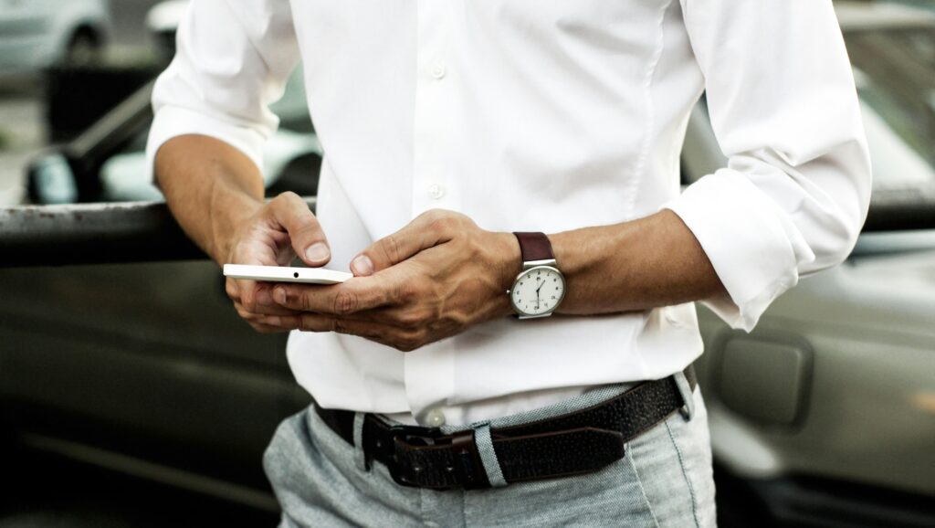 Grâce aux experts de Fortuneo et au fonctionnement simplifié des ETF, inutile d'être un expert pour se lancer sur le marché boursier // Source : Nordwood via Unsplash Grâce aux experts de Fortuneo et au fonctionnement simplifié des ETF, inutile d'être un expert pour se lancer sur le marché boursier // Source : Nordwood via Unsplash