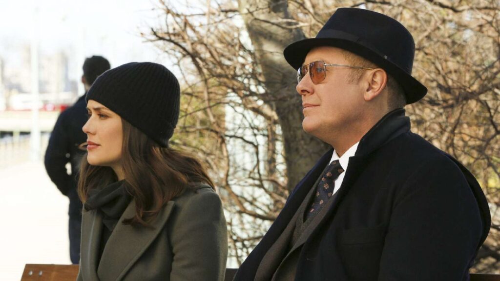 Le fameux homme au chapeau, en compagnie de sa (peut-être) fille // Source : NBC Le fameux homme au chapeau, en compagnie de sa (peut-être) fille // Source : NBC