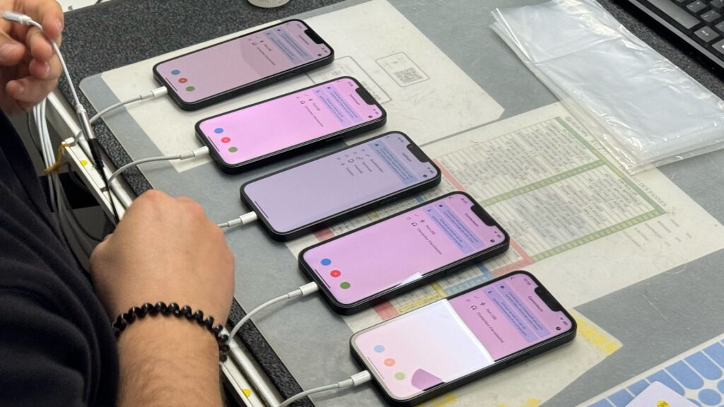 Parmi les tests effectuées par Reborn, des appels, des envois de photo et de la lecture de vidéos. // Source : Numerama Parmi les tests effectuées par Reborn, des appels, des envois de photo et de la lecture de vidéos. // Source : Numerama