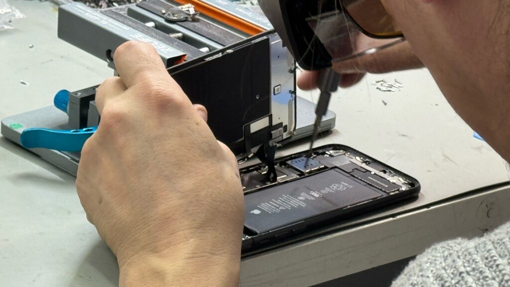 Reborn peut changer l'écran, la batterie et le port de recharge. L'ouverture d'un iPhone peut s'avérer délicate. // Source : Numerama Reborn peut changer l'écran, la batterie et le port de recharge. L'ouverture d'un iPhone peut s'avérer délicate. // Source : Numerama