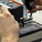 Reborn peut changer l'écran, la batterie et le port de recharge. L'ouverture d'un iPhone peut s'avérer délicate. // Source : Numerama Reborn peut changer l'écran, la batterie et le port de recharge. L'ouverture d'un iPhone peut s'avérer délicate. // Source : Numerama